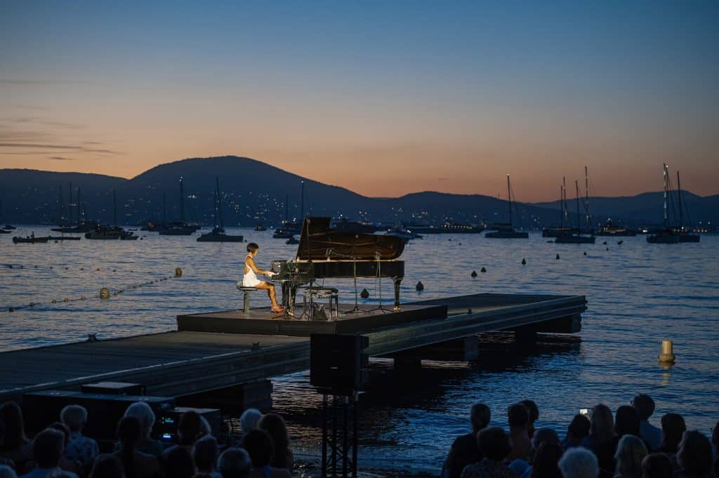 Celebrating musical excellence and cultural transmission – Les Nuits du Château de la Moutte festival in Saint-Tropez 4 4. Concert plage des Canebierd Yuja Wang 1